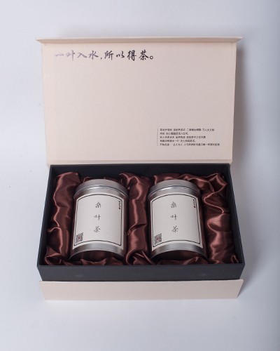 红花须得绿叶衬，水扰青山风景馋。这是一款‘绿叶’一样存在的包装，不抢不作不浮夸，低调中彰显品质实力，简约亲民。