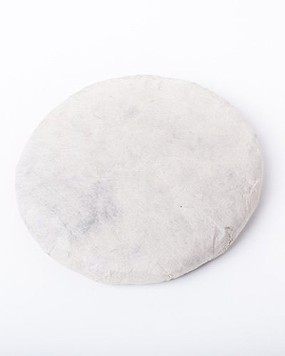 由于普洱茶叶子大膨松占地儿，宋代的时候，人们就想出了将散茶压制成饼的办法，方便运输和储存。