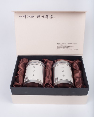 红花须得绿叶衬，水扰青山风景馋。这是一款‘绿叶’一样存在的包装，不抢不作不浮夸，低调中彰显品质实力，简约亲民。