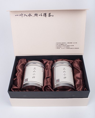 红花须得绿叶衬,水扰青山风景馋。这是一款‘绿叶’一样存在的包装,不抢不作不浮夸,低调中彰显品质实力,简约亲民。