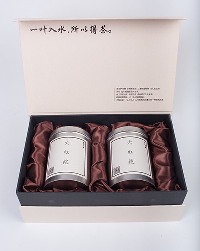 红花须得绿叶衬，水扰青山风景馋。这是一款‘绿叶’一样存在的包装，不抢不作不浮夸，低调中彰显品质实力，简约亲民。